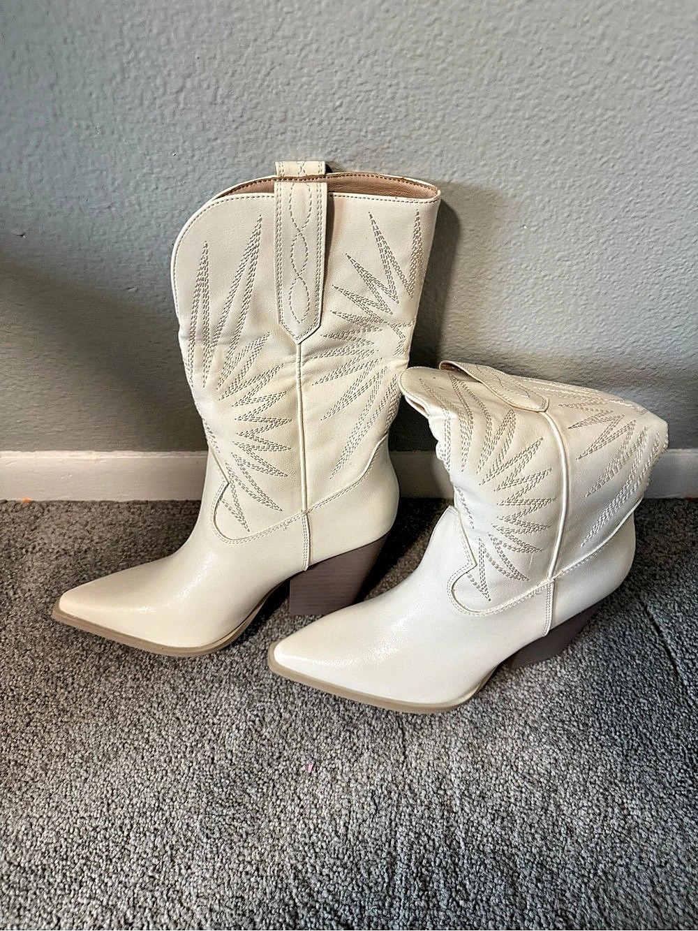 NWOT- Women's Embroidered Pointed-Toe Heeled Boots US 6.5